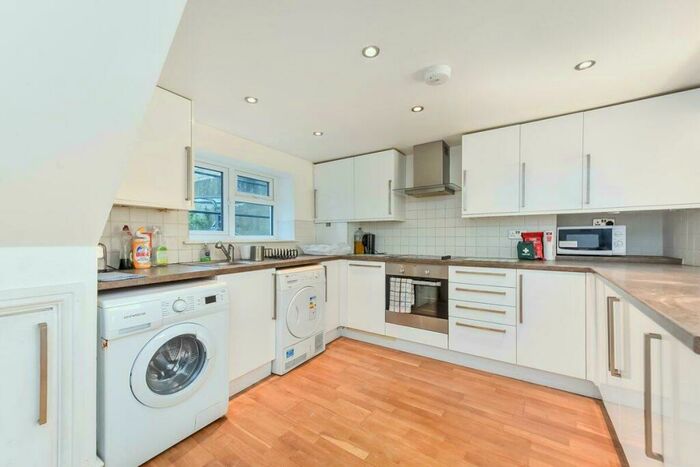 4 Bedroom Semi-Detached House To Rent In Sutherland Square, London, SE17