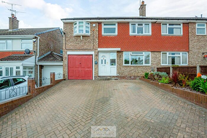 4 Bedroom Semi-Detached House For Sale In Heron Hill, Aston, Sheffield, S26