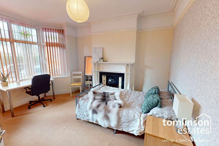 5 Bedroom Semi-Detached House For Sale In Rolleston Drive, Lenton, NG7
