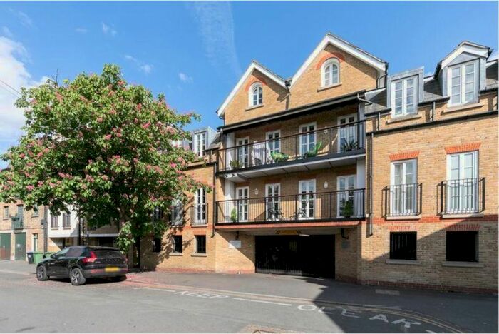 2 Bedroom Flat To Rent In Bridge Road, East Molesey, KT8