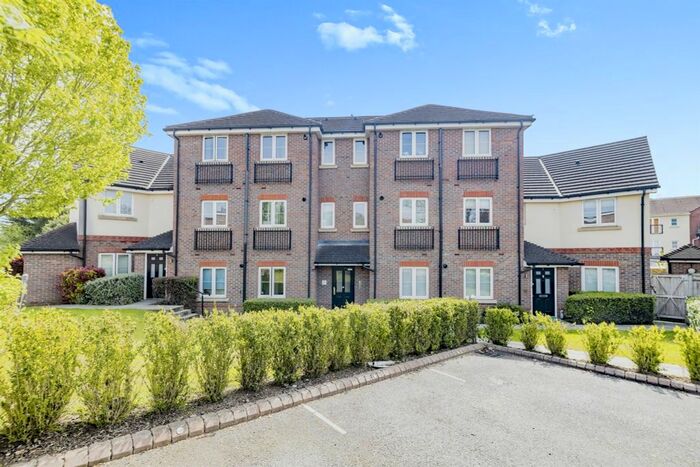 2 Bedroom Flat To Rent In Park Avenue, Bushey, WD23