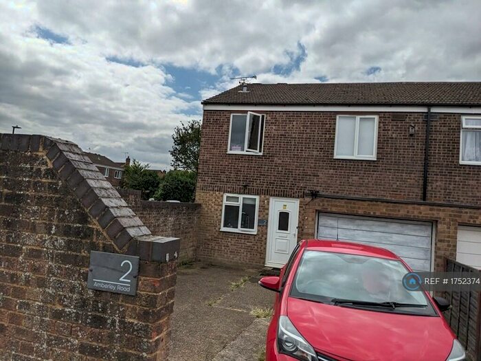 4 Bedroom End Of Terrace House To Rent In Amberley Road, Slough, SL2