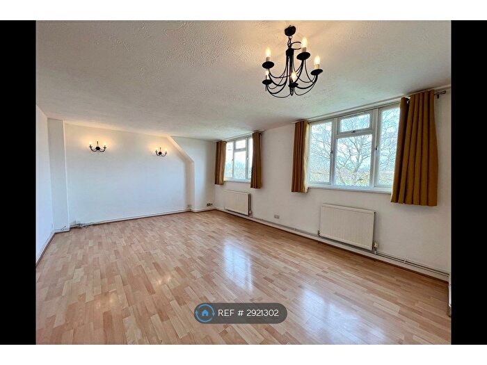 2 Bedroom Flat To Rent In Cotswold Court, London, N11