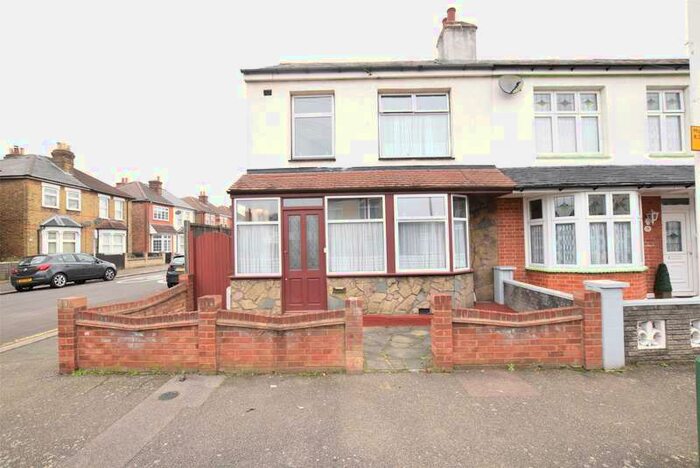 3 Bedroom End Of Terrace House To Rent In Marshalls Road, Romford, RM7