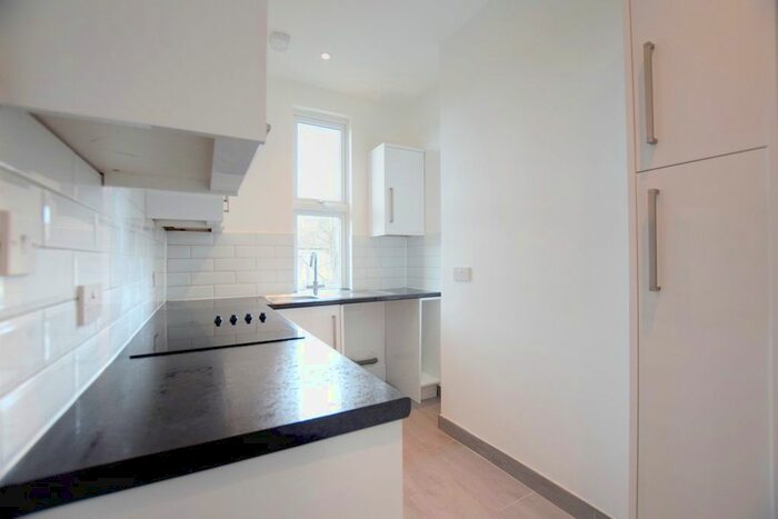 2 Bedroom Flat To Rent In De Vere Gardens, Cranbrook, Ilford, IG1