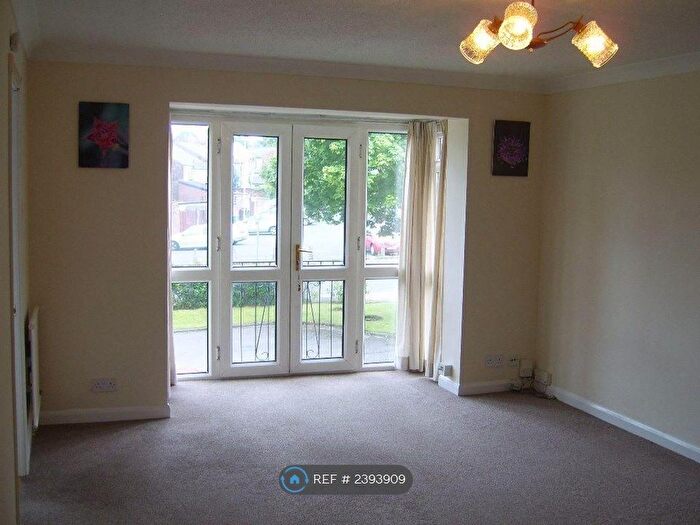 2 Bedroom Flat To Rent In Whitefield, Manchester, M45