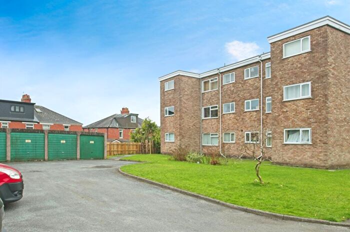 2 Bedroom Flat For Sale In Curlew Close, Cardiff, CF14