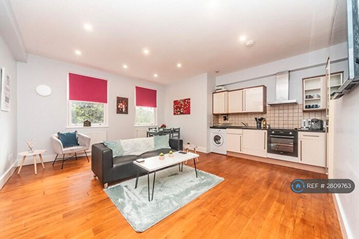 2 Bedroom Flat To Rent In St Johns Hill, London, SW11