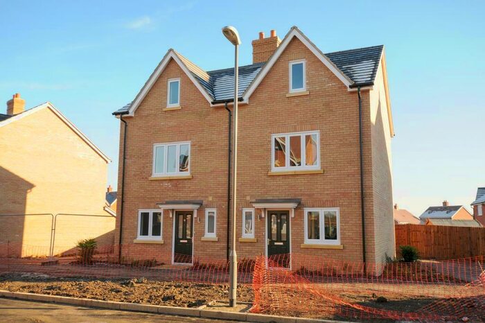 3 Bedroom Semi-Detached House To Rent In Lakeland Drive, Aylesbury, HP18