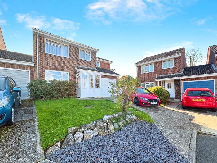 4 Bedroom Link Detached House For Sale In Benton Close, East Cowes, Isle Of Wight, PO32