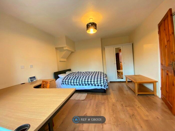 4 Bedroom Semi-Detached House To Rent In Southway, Guildford, GU2