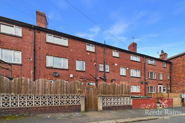 3 Bedroom Terraced House For Sale In Colwyn Place, Beeston, Leeds, LS11