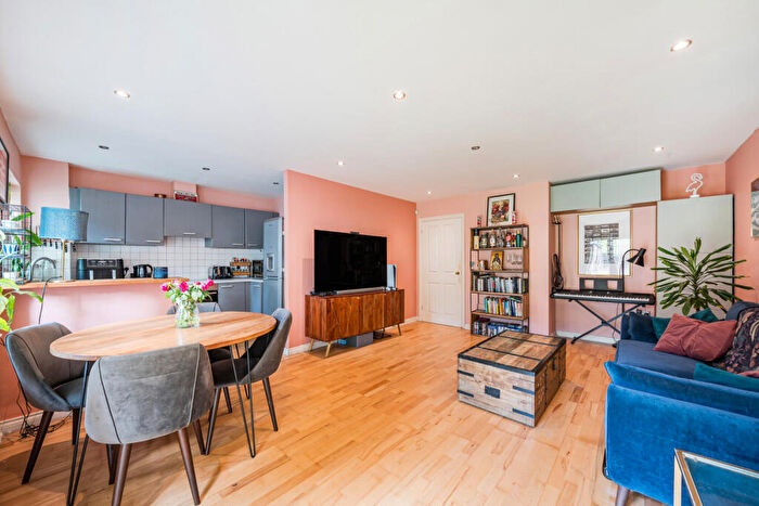 2 Bedroom Apartment For Sale In Lordship Lane, London, SE22