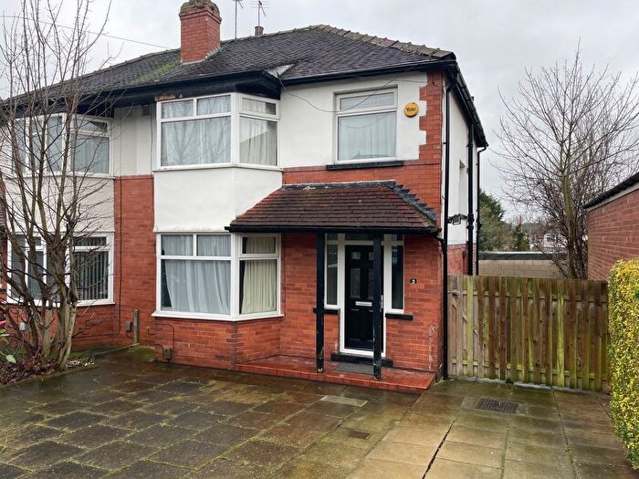 3 Bedroom Semi Detached House To Rent In Well House Gardens, Leeds, West Yorkshire, Uk, LS8