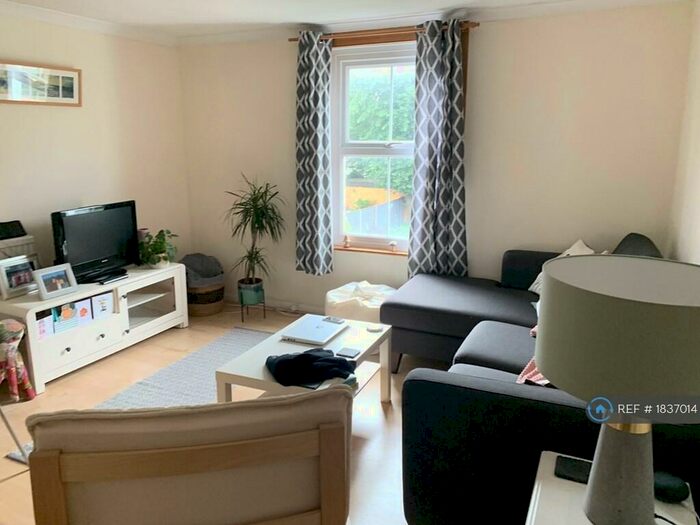 2 Bedroom Flat To Rent In Rossiter Road, London, SW12