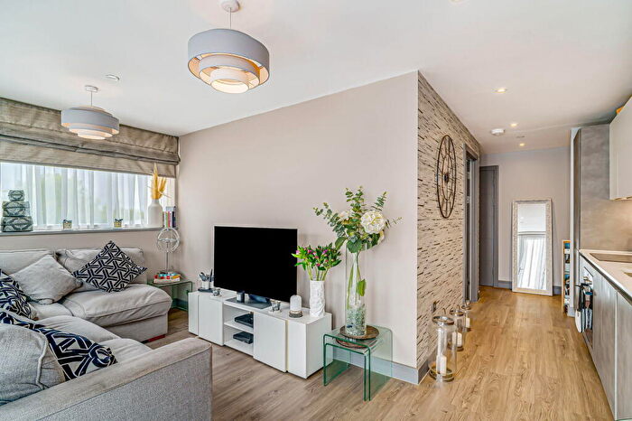 1 Bedroom Flat For Sale In Park Terrace, Worcester Park, KT4