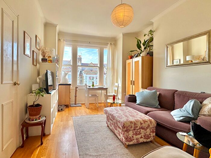 2 Bedroom Flat To Rent In Kingscourt Road, London, SW16