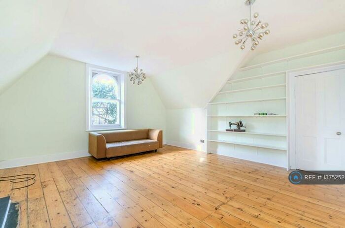 3 Bedroom Flat To Rent In Burnt Ash Hill, London, SE12