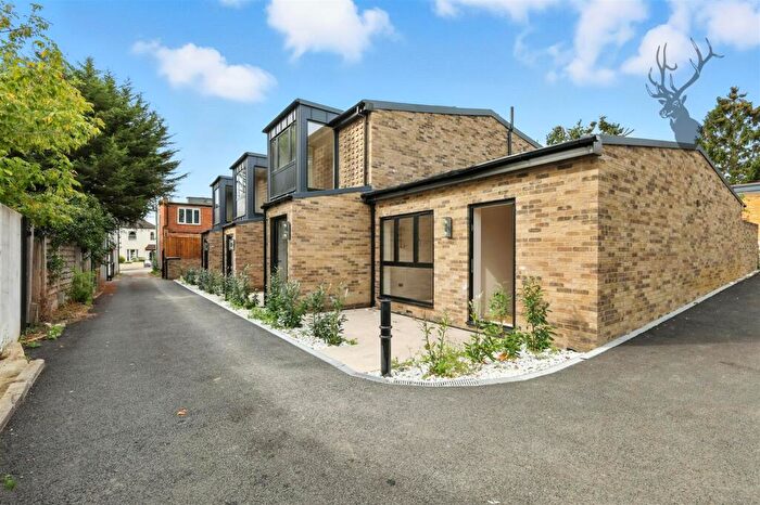 1 Bedroom Apartment For Sale In Queens Road, Buckhurst Hill, IG9