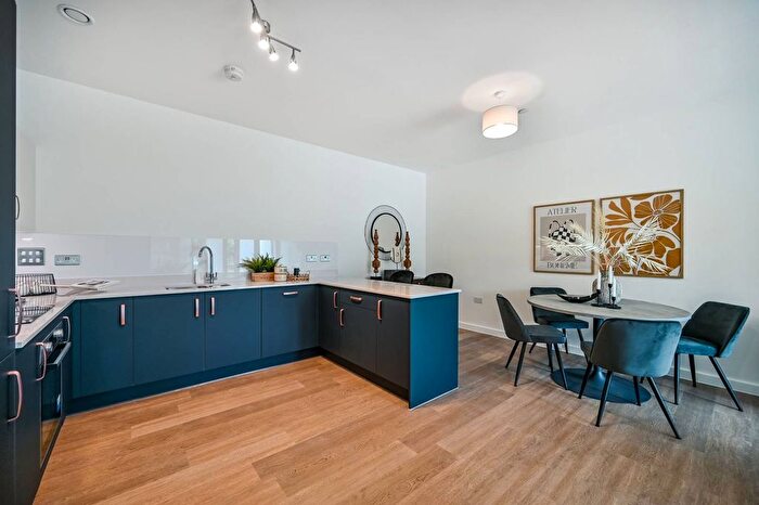 2 Bedroom Flat To Rent In Walton Court, Walton-On-Thames, KT12