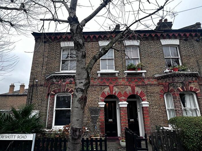 1 Bedroom Flat For Sale In First Floor Flat, Grayshott Road, Battersea, London, SW11