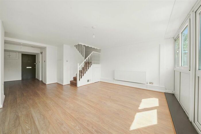 3 Bedroom Flat To Rent In Redwood Estate, Hounslow, TW5