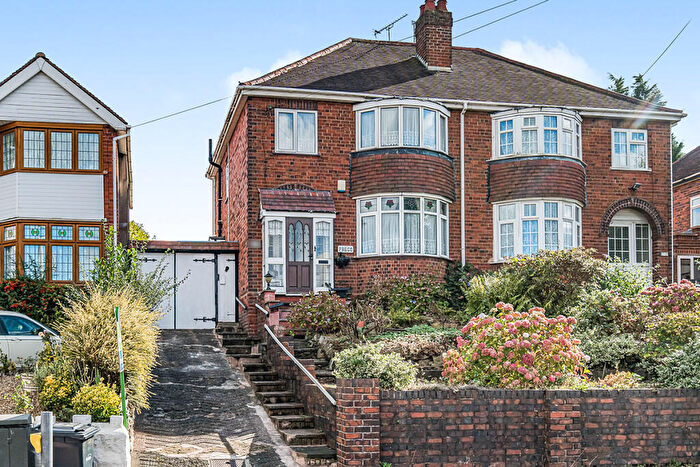 3 Bedroom Semi-Detached House To Rent In Stourbridge Road, Dudley, West Midlands, DY1