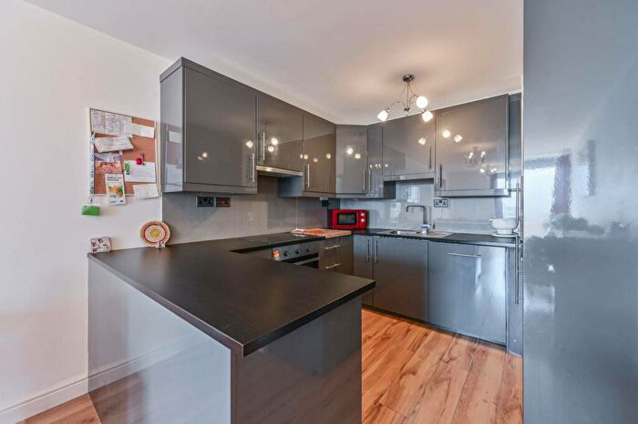 1 Bedroom Flat To Rent In Osprey Heights, Battersea, London, SW11