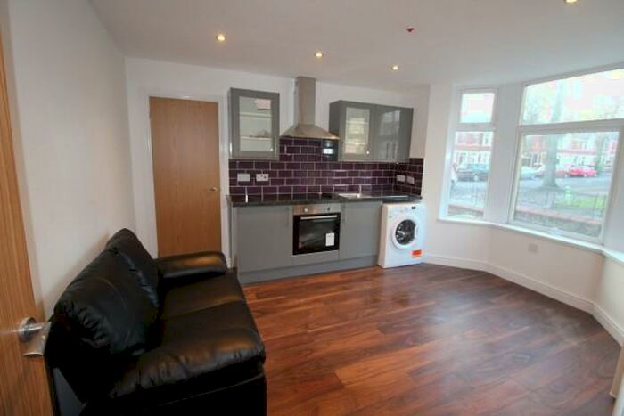 2 Bedroom Flat To Rent In Rhigos Gardens - Cardiff, CF24