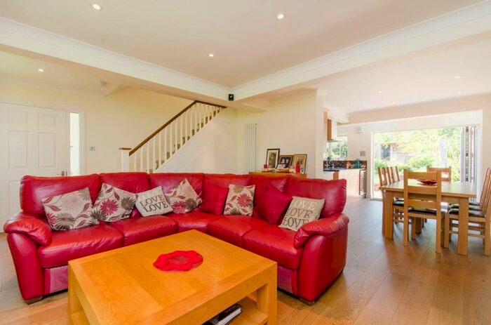 4 Bedroom House To Rent In Elmbank Avenue, Barnet, EN5