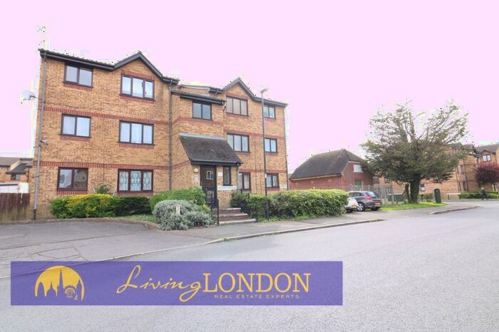 Studio To Rent In Charlton Road, London, N9