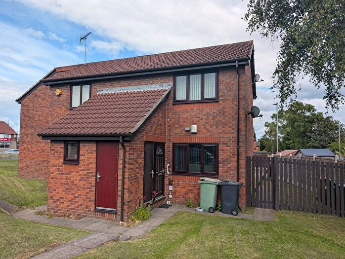 2 Bedroom Flat To Rent In Lingwell Road, Leeds, West Yorkshire, LS10