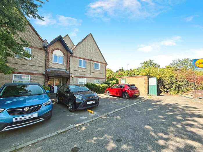 1 Bedroom Apartment To Rent In Parkside, Waltham Cross, EN8