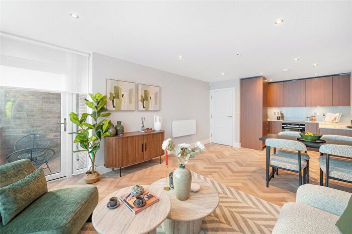 2 Bedroom Flat For Sale In Thornton Road, London, SW12