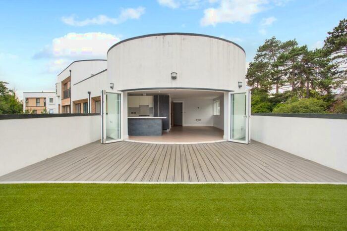 2 Bedroom Flat To Rent In Court Lane, Epsom, KT19