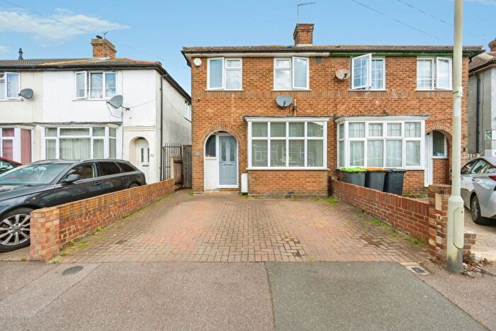 3 Bedroom Semi Detached House For Sale In Cedar Road, Bedford, Bedfordshire, MK42