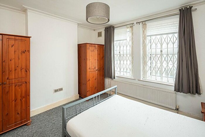 2 Bedroom Apartment For Sale In Coldharbour Lane, London, SE5