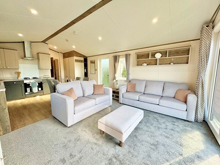 2 Bedroom Mobile/park Home For Sale In Colchester Road, St. Osyth, Clacton-On-Sea, CO16