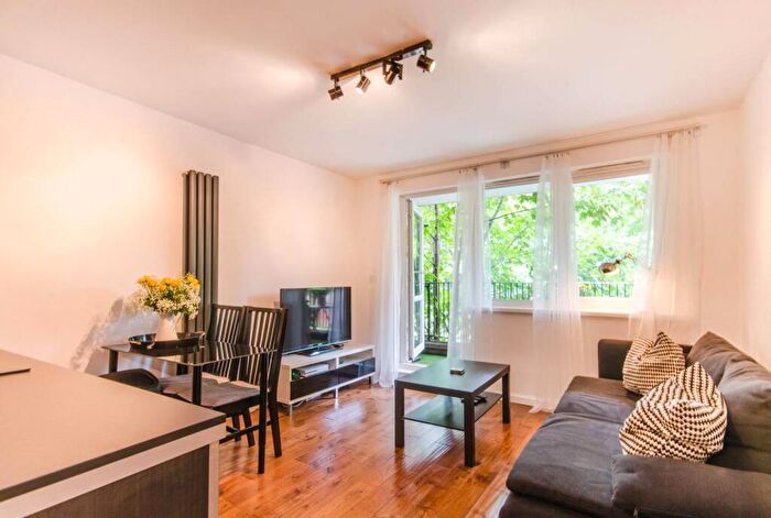 2 Bedroom Flat For Sale In Staveley Close, Peckham, London, SE15