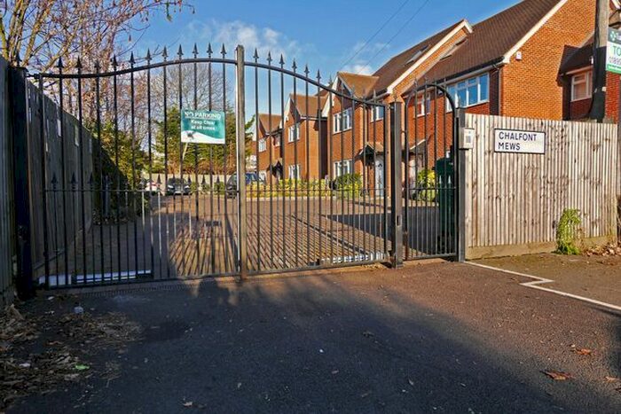 2 Bedroom Flat To Rent In Regents Avenue, Hillingdon, UB10