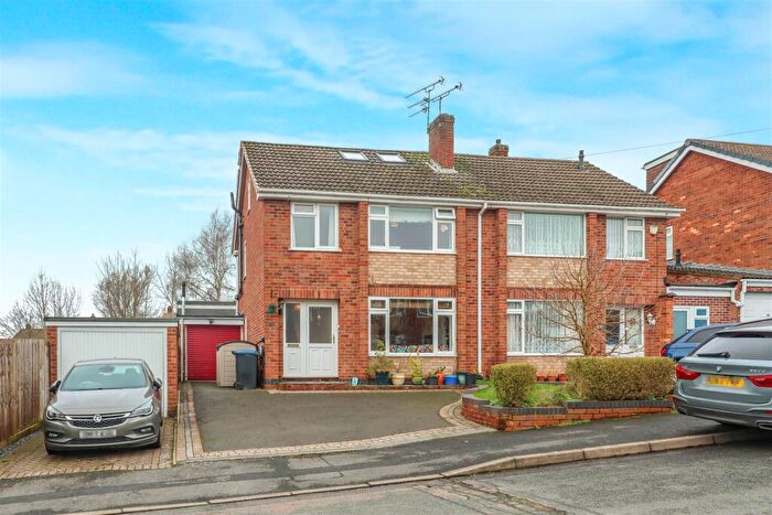 4 Bedroom Semi Detached House For Sale In Priorsfield Road, Kenilworth, CV8