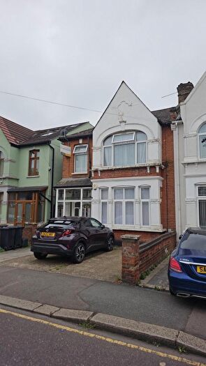 3 Bedroom Flat To Rent In Wellesley Road, Ilford, IG1