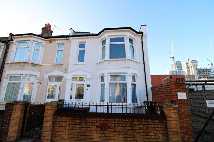 3 Bedroom Flat To Rent In Cecil Avenue, Barking, IG11
