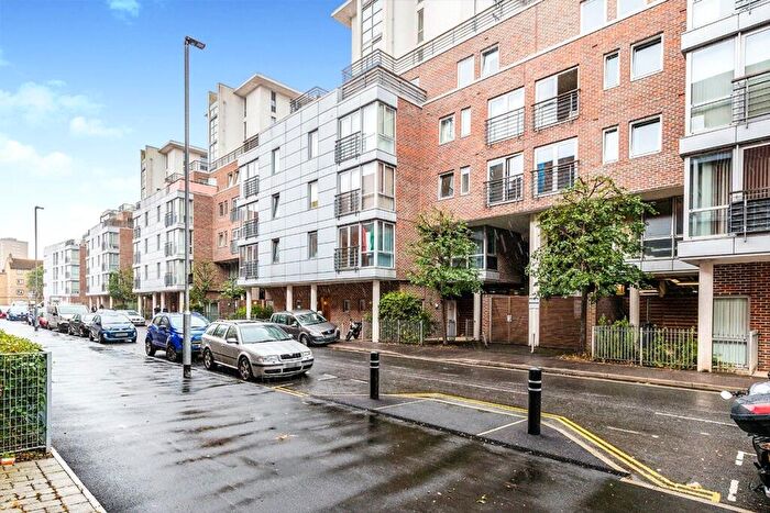 1 Bedroom Flat To Rent In Cross Street, Portsmouth, Hampshire, PO1