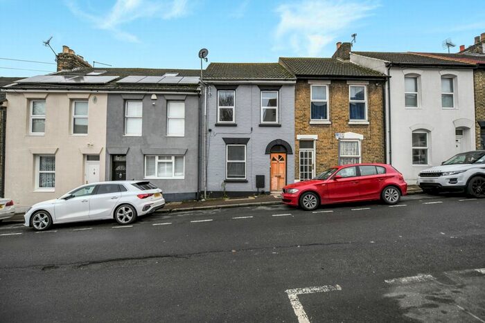 2 Bedroom Flat To Rent In Pagitt Street, Chatham, ME4