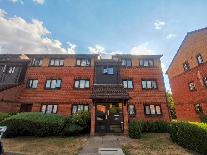 2 Bedroom Flat To Rent In Pavilion Way, Edgware, HA8