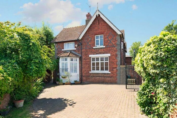 3 Bedroom Semi-Detached House To Rent In Hale Street, Staines-Upon-Thames, TW18