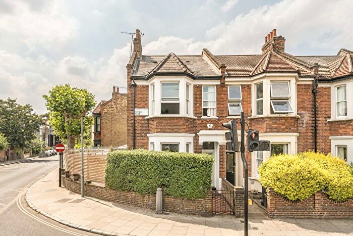 3 Bedroom Semi-Detached House To Rent In Terrace Road, London, E9