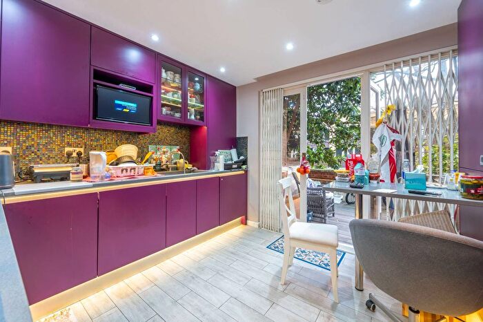 3 Bedroom Maisonette To Rent In The Colonnades, Paddington, London, W2