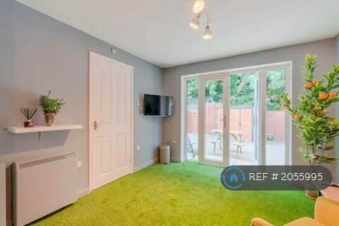 4 Bedroom Terraced House To Rent In Shenton Close, Swindon, SN3